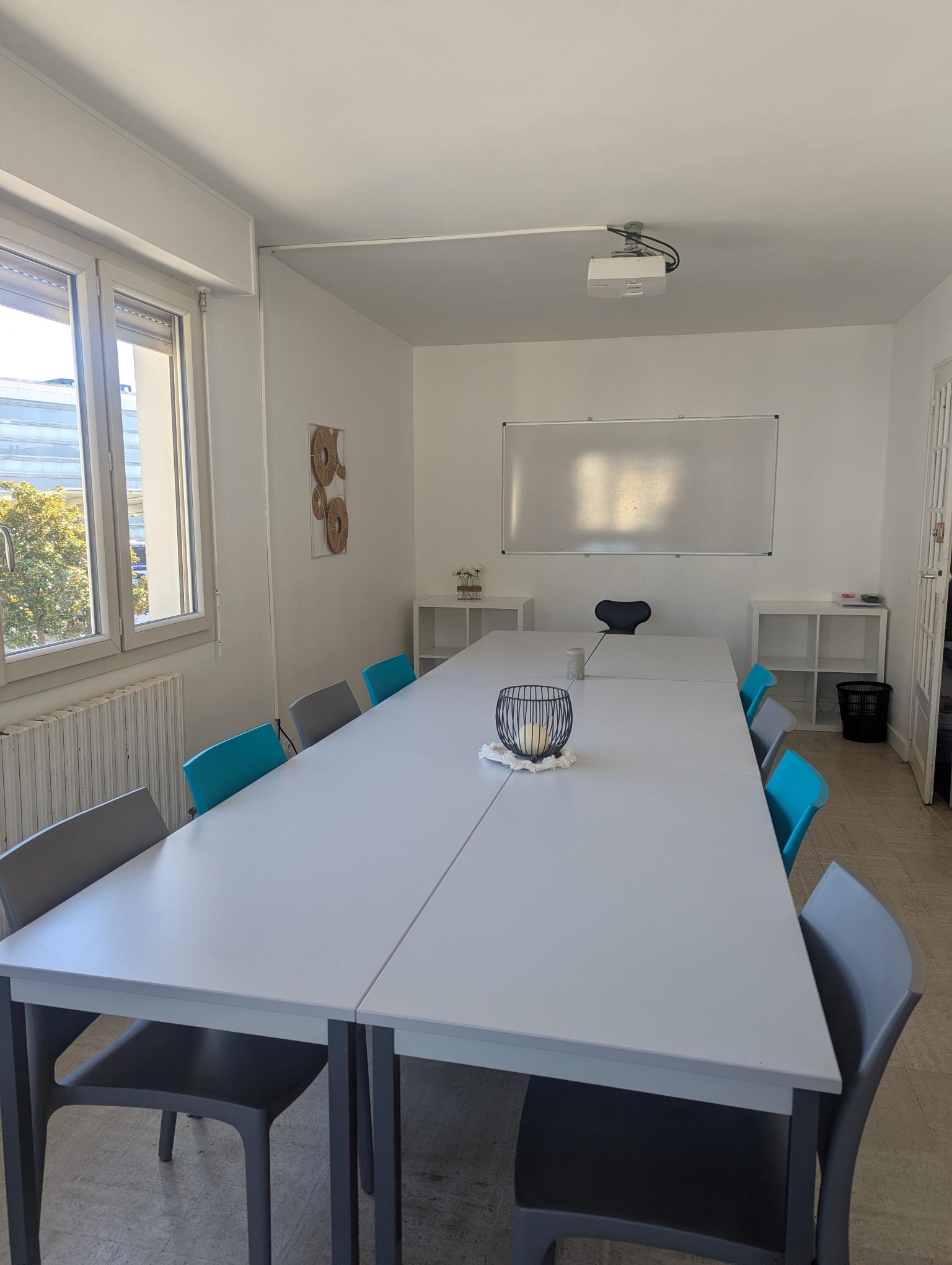 Salle formation vidéoprojecteur tableau blanc